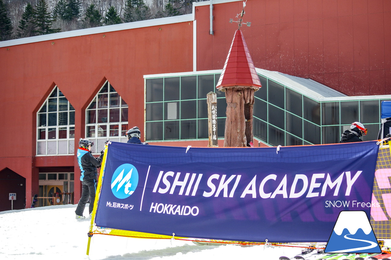 札幌国際スキー場 Mt.石井スポーツ ISHII SKI ACADEMY 校長・斉藤人之さんによる『斉藤塾』開講。本日のテーマは、「春雪！コブからスキーのたわみを楽しむ！！」(^^)v